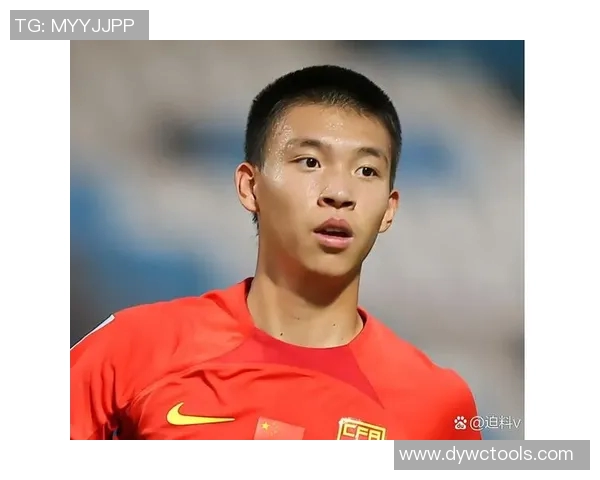 一米八高大足球天才如何凭借灵活过人技术横扫绿茵场