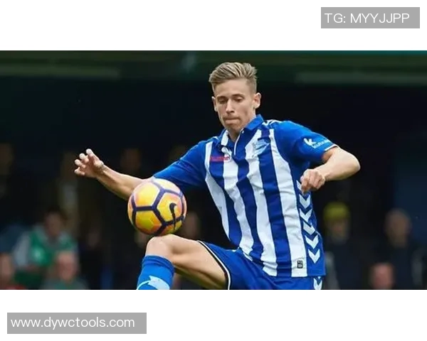 足球巨星展荣耀时刻晒奖杯 照亮辉煌征程再创传奇